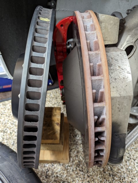 GT4 OEM vs AP Racing rotors - Copy (Small).jpg