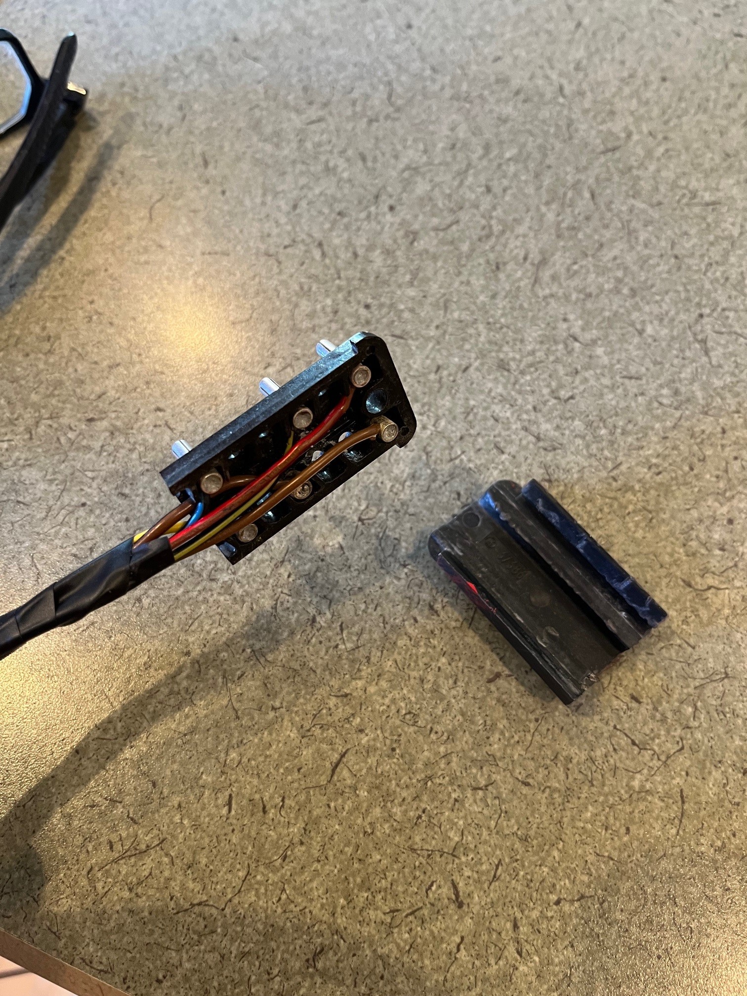 locks harness connector.jpg