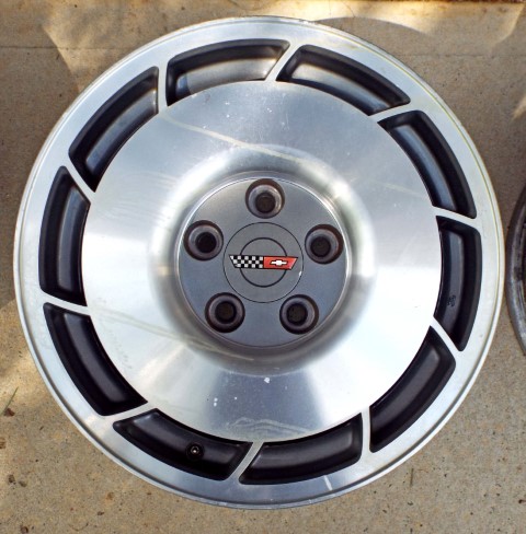 47977004d1461960546-set-of-oem-1984-corvette-wheels-2-1670268747 (Small).jpg