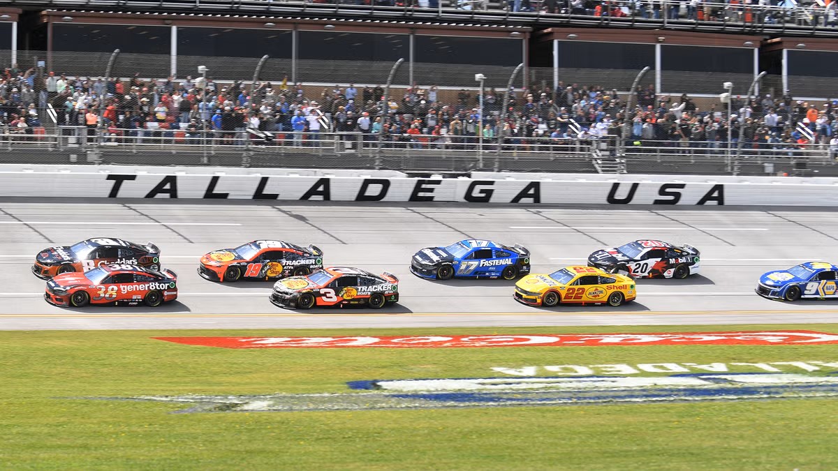 the-field-races-through-the-tri-oval-during-the-running-of-news-photo-1727725335.jpg