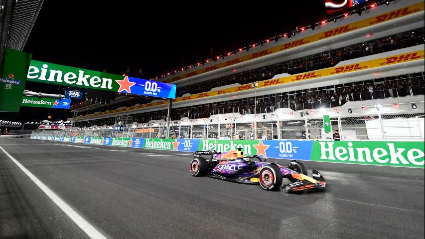 las-vegas-nv-max-verstappen-races-down-the-front-straight-news-photo-1731963104.jpg