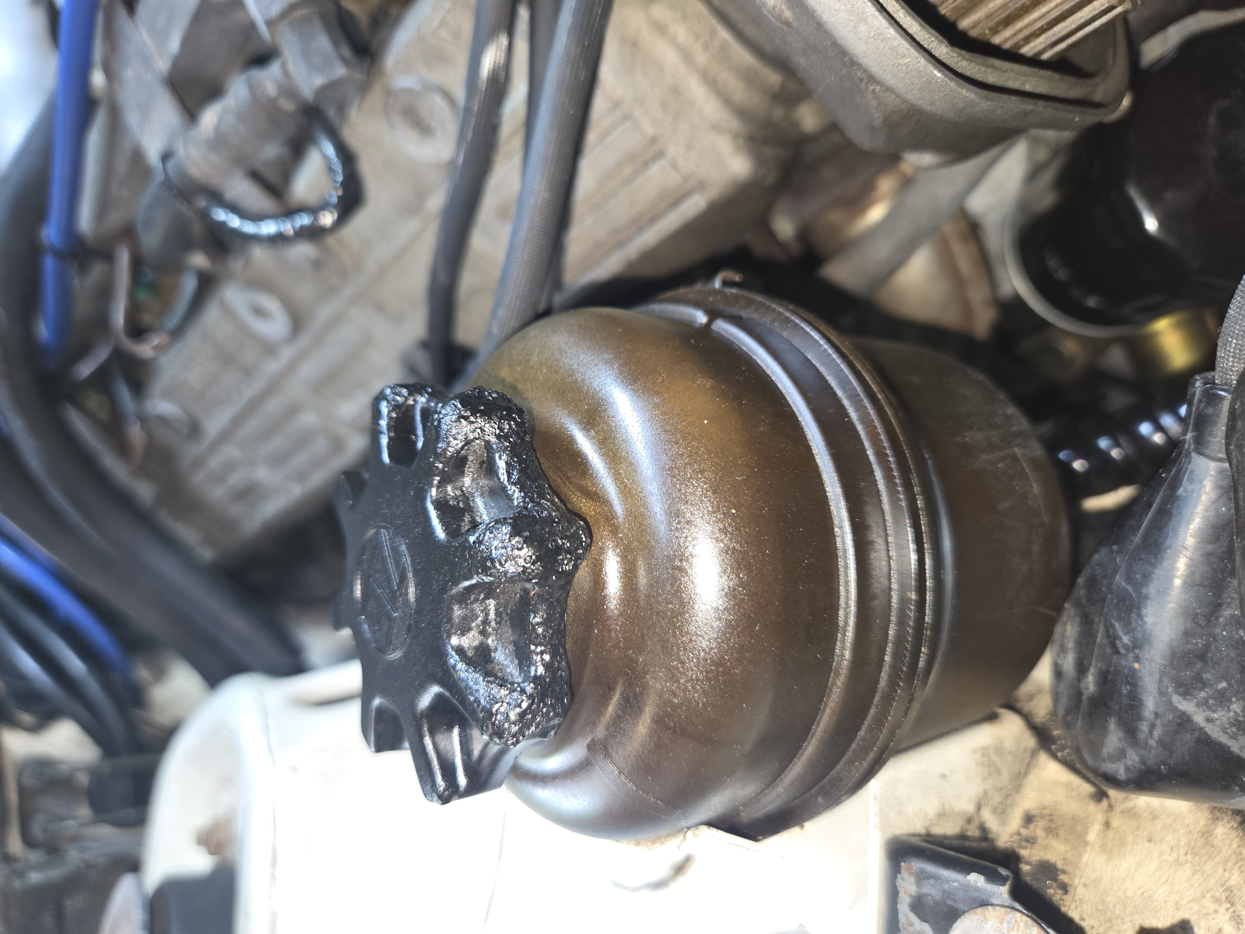 8 - Steerinng Fluid Cap.jpg